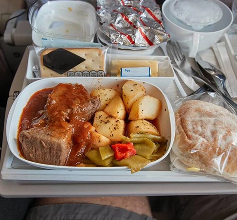 Vajilla compostable usada en el comedor aéreo