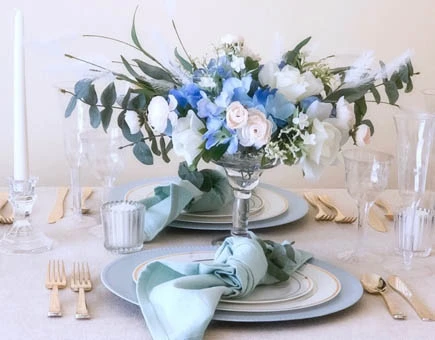 El encantamiento de un paisaje de mesa de boda 'Something Blue' con configuración de Fineline El encantamiento de un paisaje de mesa de boda 'Something Blue' con configuración de Fineline