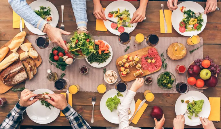 El arte de la cena de estilo familiar: elevar la experiencia con vajilla ecológica de caña de azúcar El arte de la cena de estilo familiar: elevar la experiencia con vajilla ecológica de caña de azúcar